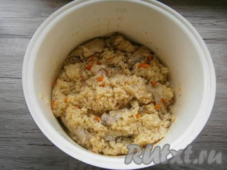 После сигнала рис с курицей аккуратно перемешать.
