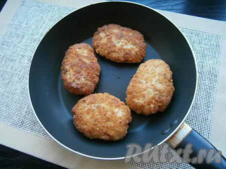Выложить котлеты из куриного фарша, покрытые панировочными сухарями, на сковороду, хорошо разогретую с растительным маслом, и жарить на среднем огне до румяности с двух сторон.&nbsp;Обжаренные котлеты при желании можно ещё протушить, влив в сковороду 2-3 столовых ложки воды и накрыв сковороду крышкой, в течение минут 5.&nbsp;