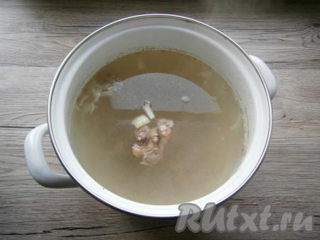 Поставить кастрюлю на огонь, довести воду с мясом до кипения, убрать пену. Огонь сделать минимальным, добавить в кастрюлю соль, одну очищенную и нарезанную произвольными кусочками луковицу. Варить мясо 40-50 минут - до готовности. Затем в кастрюлю долить горячую воду (чтобы получилось 2,5 литра воды) и дать бульону закипеть.