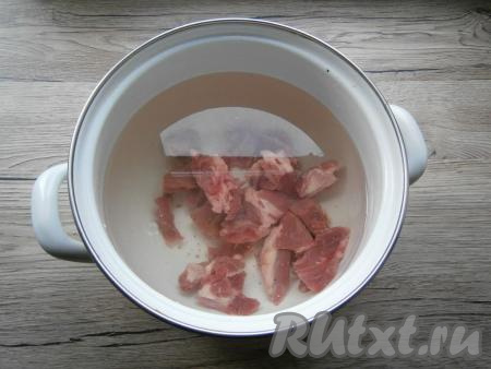 Влить в кастрюлю холодную воду.