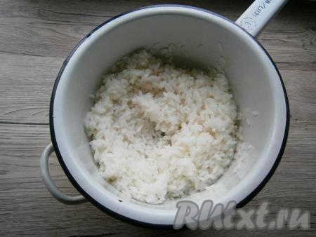 В отдельной кастрюле рис залить водой в соотношении 1 к 3 (то есть воды должно быть в 3 раза больше, чем риса) и отварить до полуготовности (в течение 10-15 минут), затем промыть рис под проточной водой. 