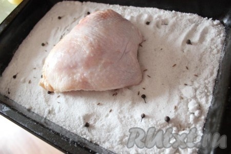На противень насыпать слой соли, на него перец душистый и кумин (или другие специи). Куриные бёрда вымыть, обсушить и уложить поверх соли с приправами.