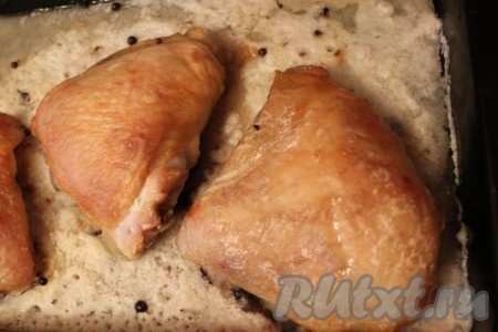 Поместить куриные бёдра на ароматной соли в разогретую духовку и запекать около 35-45 минут до полной готовности и аппетитной румяной корочки.
