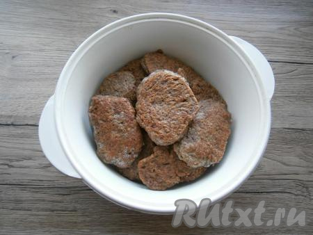 На сковороду налить растительное масло, разогреть. Выкладывать печеночный фарш ложкой в виде небольших котлеток на сковороду и жарить на среднем огне до румяности с двух сторон. Готовые котлетки перекладывать со сковороды на тарелку (или в кастрюльку) и жарить следующую порцию котлет.