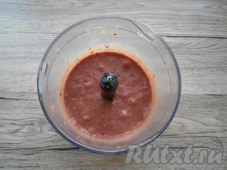 Измельчить печень до однородного состояния и переложить ее в глубокую миску.