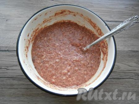 Еще раз фарш хорошо перемешать. По консистенции он должен быть однородным, без больших комочков (как на фото).