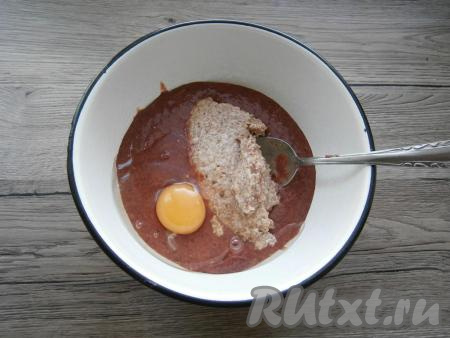 Измельчить сало с луком до состояния фарша и добавить к печени вместе с сырым яйцом.