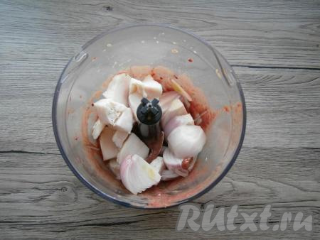 В эту же чашу поместить нарезанный репчатый лук и кусочки сала (свежего или соленого).