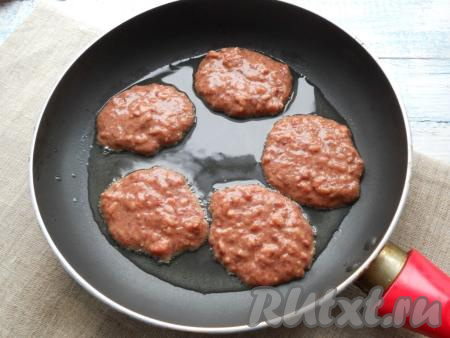 На сковороду налить растительное масло, разогреть, затем выкладывать печёночное тесто столовой ложкой в виде небольших котлет на сковороду.