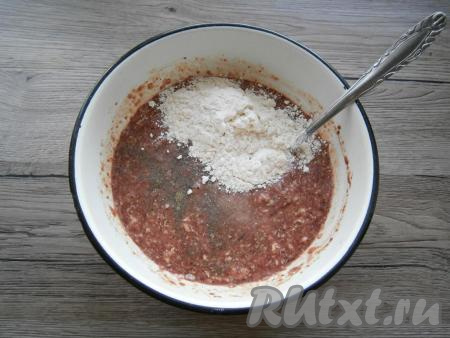 Все тщательно перемешать, посолить фарш и поперчить, добавить муку.