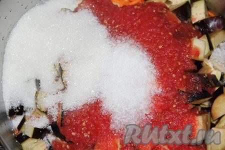 Добавить в кастрюлю с овощами сахар и соль.