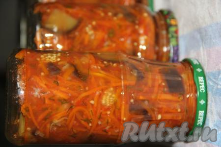 Закрыть салат прокипяченными крышками и, перевернув банки кверху дном, укутать в одеяло и оставить до полного остывания. Из этого количества овощей получается 5 банок салата объёмом 700-800 мл. Хранить салатик в тёмном прохладном месте. Салат из баклажанов и помидоров - отличная закуска! Как приятно открыть баночку такого салатика зимой и насладиться вкусной домашней заготовкой, сделанной своими руками.