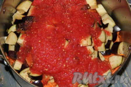 Помидоры вымыть, крупно нарезать, а затем, пропустив через мясорубку, добавить в кастрюлю.