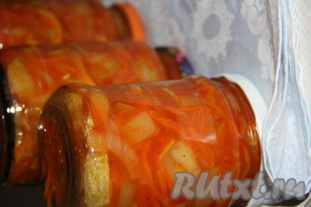 Закрыть банки с "Сергиево-Посадскими" кабачками прокипяченными крышками, перевернуть кверху дном, укутать в плед и оставить до полного остывания.