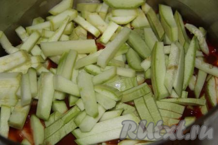 Кабачки вымыть (молодые кабачки можно не очищать от кожуры и семечек), нарезать на брусочки и добавить в кастрюлю.