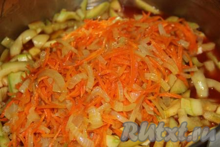 Затем добавить обжаренные лук с морковью, хорошо перемешать и довести салат до кипения.