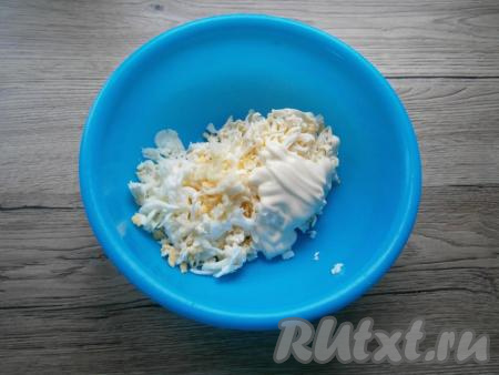 Добавить пропущенный через пресс чеснок и майонез.