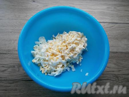 Плавленые сырки и очищенные вареные яйца натереть на средней терке.