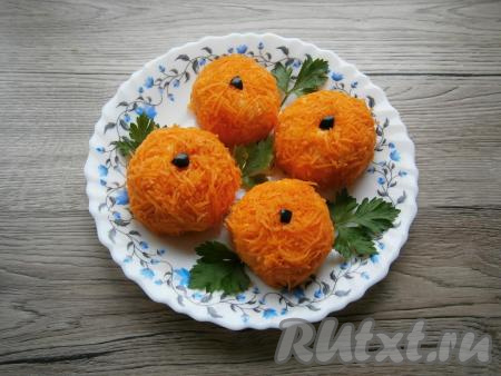 Из черной маслинки вырезать маленькие кусочки и вставить их сверху, чтобы закуска была, как можно более похожа на мандаринки. Украсить закуску зелеными листиками любой зелени.
