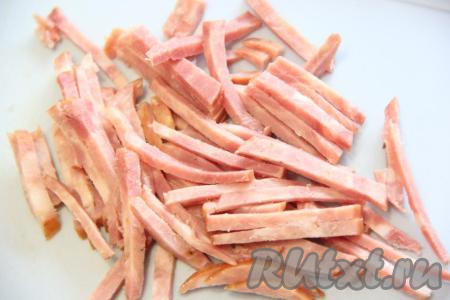 Колбасу нарезать тонкими полосками.