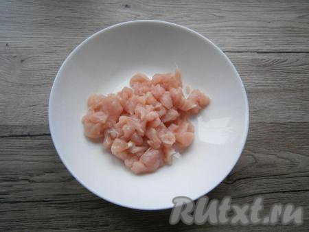 Куриное филе порубить острым ножом, поместить в глубокую миску.
