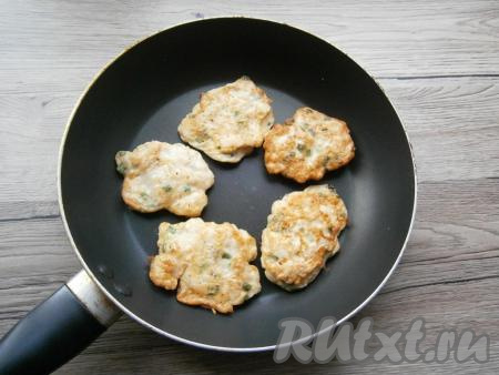 Далее сковороду разогреть с растительным маслом. Выкладывать массу ложкой в виде небольших котлеток и жарить на среднем огне до румяности с двух сторон.