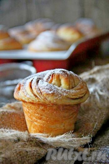 Готовую выпечку достать из духовки, дать кексам остыть прямо в формочках. А затем достать из форм, присыпать сахарной пудрой и подать аппетитные, вкусные, воздушные краффины к столу. Уверена, ароматные дрожжевые кексы, имеющие слоистую текстуру, приготовленные по этому рецепту, покорят вас своим приятным вкусом!