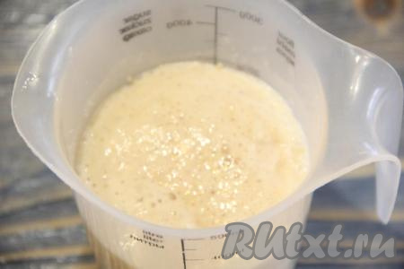 В тёплую воду всыпать сахар, дрожжи и 1 столовую ложку муки, хорошо перемешать и оставить на 15 минут в тепле. На поверхности воды образуется пышная шапка.