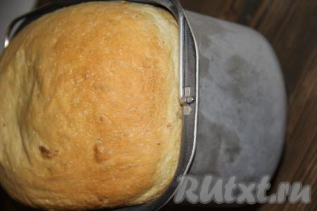 Готовый хлеб слегка остудить, а затем достать из ведёрка.