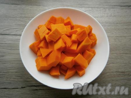 Тыкву, очистив от кожуры и семян, нарезать небольшими кубиками.