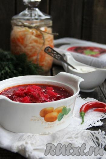 Борщ с квашеной капустой и свеклой получается ярким, сытным и очень вкусным, попробуйте!