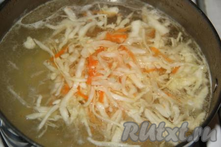 Добавить в кастрюлю картофель и квашеную капусту.