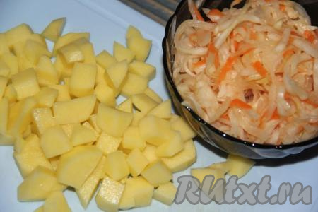 Очищенный картофель нарезать небольшими кубиками.