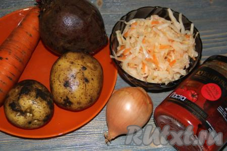 Подготовить продукты для приготовления борща с квашеной капустой и свеклой.
