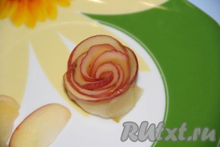 Тёплые яблочные дольки завернуть внахлёст и сформировать розочку.