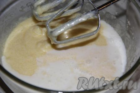 Далее добавить молоко и ещё раз взбить.