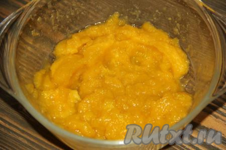 Тыквенное пюре приготовить не сложно, для этого очищенную тыкву нужно нарезать на кусочки и запечь до мягкости в микроволновке или в духовке, затем пробить погружным блендером в пюре.
