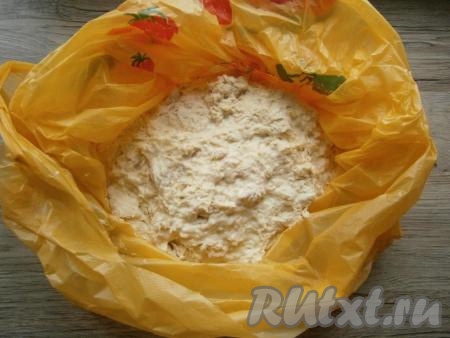 Частями вливая теплое молоко, замесить тесто. Тесто получится липким, вымешивать и добавлять муку больше не нужно. Жидковатое и липкое тесто выложить в большой целлофановый пакет.