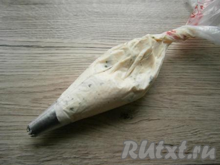 Всю массу хорошенько перемешать и выложить ее в кулинарный мешок с насадкой "звездочка".