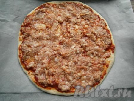 Фарш выложить тонким слоем на лепешку с соусом.