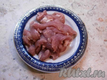 Свинину нарезать брусочками или небольшими кусочками.