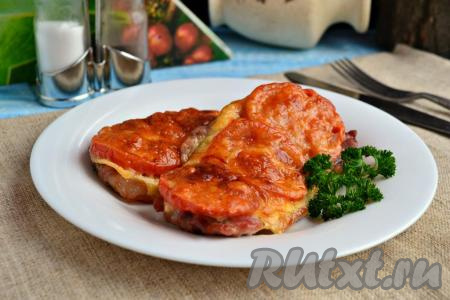 Отбивные из свинины под сыром и помидорами