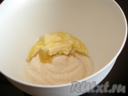 Масло, заранее размягчённое при комнатной температуре, растереть с сахаром и ванильным сахаром. Можно растереть сахар с маслом вилкой до однородности.