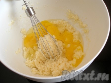 К масляно-сахарной смеси добавить яйца, взбить миксером до однородной массы.