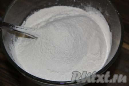 Затем всыпать просеянную муку и соль. 