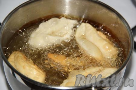 Растительное масло хорошо разогреть и аккуратно опустить нарезанные кусочки теста.