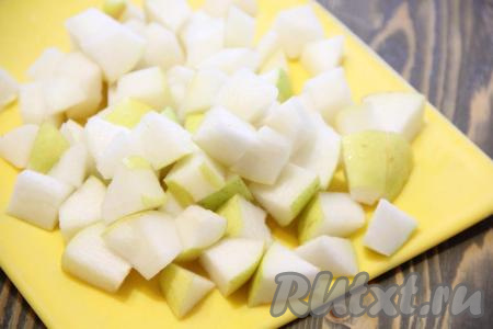 Груши очистить и нарезать на кубики среднего размера.