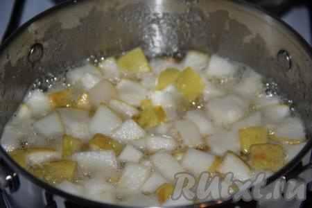 Кастрюлю с грушами поставить на огонь, довести до кипения и варить на медленном огне в течение 20 минут, периодически перемешивая варенье.