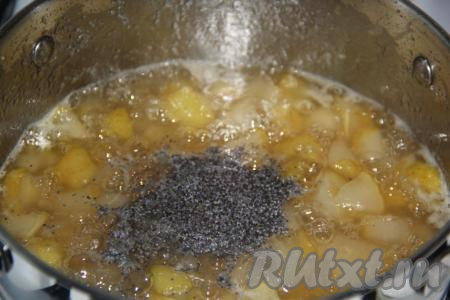 Затем с помощью погружного блендера измельчить 1/2 варенья из груш, для этого я аккуратно выложила часть варенья в отдельную чашу, измельчила, а затем вернула обратно в кастрюлю. Добавить мак, хорошо перемешать варенье и варить на медленном огне в течение 5-7 минут.