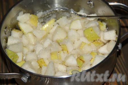 Хорошо перемешать груши, накрыть кастрюлю крышкой и оставить на 2-3 часа. 